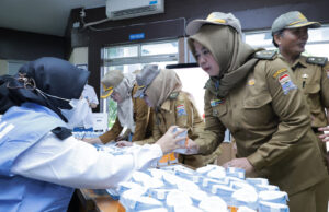 Usai Apel rutin, puluhan pegawai Disdukcapil Palembang dites Urine