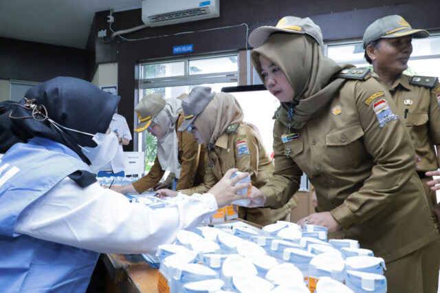 Usai Apel rutin, puluhan pegawai Disdukcapil Palembang dites Urine