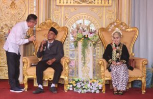 Dilepas Pj Sekda disambut Pj Wali kota, 100 pasang Pasutri nikah massal di Palembang sumringah