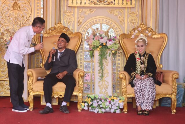 Dilepas Pj Sekda disambut Pj Wali kota, 100 pasang Pasutri nikah massal di Palembang sumringah