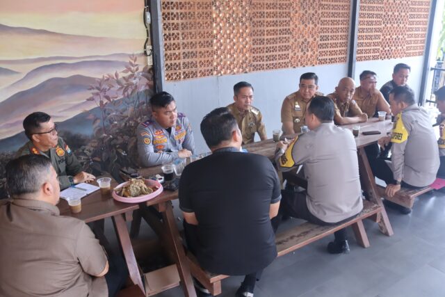 Rapat diruang terbuka, Pj Wali Kota Ratu Dewa dan Kapolrestabes Palembang Kombes Pol Haryo Sugihartono pastikan BKB dan KI Destinasi zero premanisme dan pungli