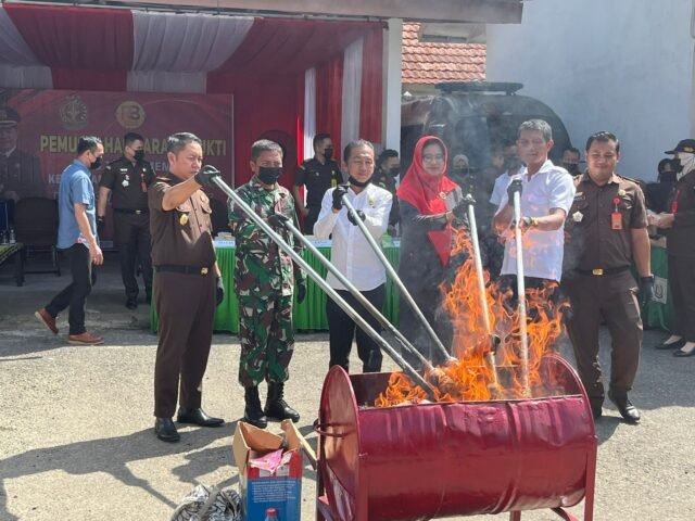 43 Perkarah Inkrah 2023 dibakar Kejari Lahat