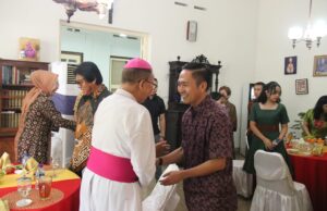 Ratu Dewa Tinjau Pelaksanaan Ibadah Natal di Gereja Katedral Santa Maria, Ingatkan Masyarakat Pentingnya Toleransi.