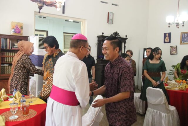 Ratu Dewa Tinjau Pelaksanaan Ibadah Natal di Gereja Katedral Santa Maria, Ingatkan Masyarakat Pentingnya Toleransi.