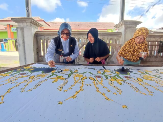 Motif Bambu dan Warna Alam Jadi Potret Batik Unik di Desa Sumbermujur Lumajang