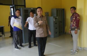 Pagi pagi sambangi kantor KPU dan Bawaslu, Ratu Dewa perintahkan OPD bantu sarana prasarana