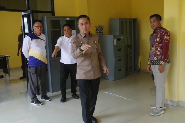 Pagi pagi sambangi kantor KPU dan Bawaslu, Ratu Dewa perintahkan OPD bantu sarana prasarana