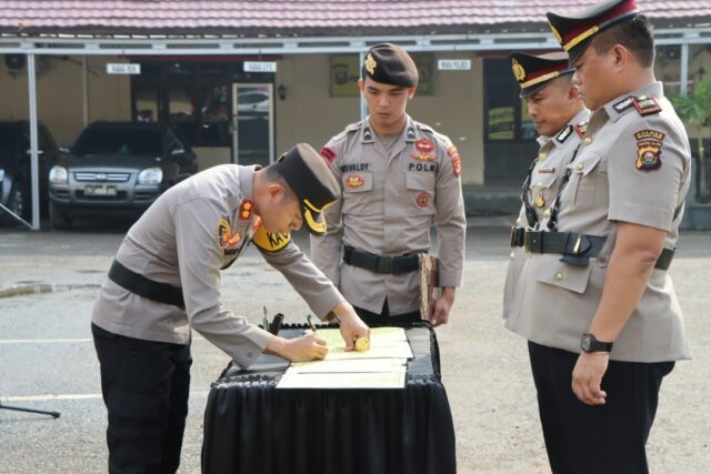 Kapolres Muara Enim Pimpin Upacara Sertijab Kasat Narkoba dan Pelantikan Kasat Reskrim Polres Muara Enim