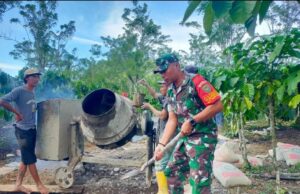 Atasi kesulitan rakyat, Prajurit Koramil 405-11/Tanjung Sakti bantu warga perbaiki jalan desa