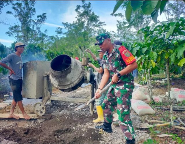 Atasi kesulitan rakyat, Prajurit Koramil 405-11/Tanjung Sakti bantu warga perbaiki jalan desa