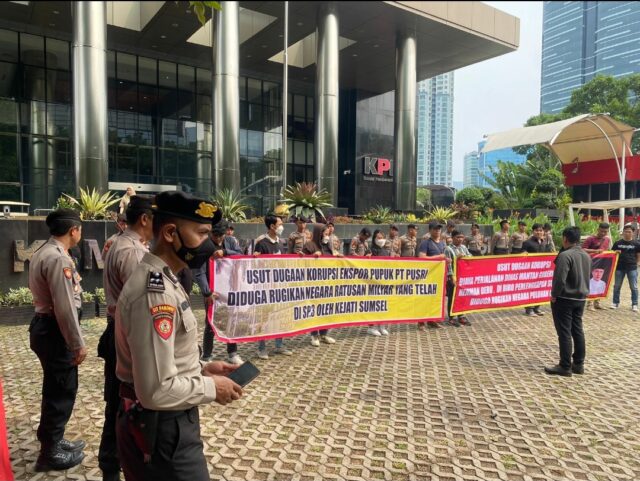 Massa G- MAKI desak dugaan Korupsi PT Pusri dan Biro Umum Perlengkapan Sumsel di gedung KPK
