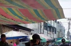 Tunggu sebentar ada barangnya Pak,? kata kata wajib pedagang Pasar Loak terbesar ini