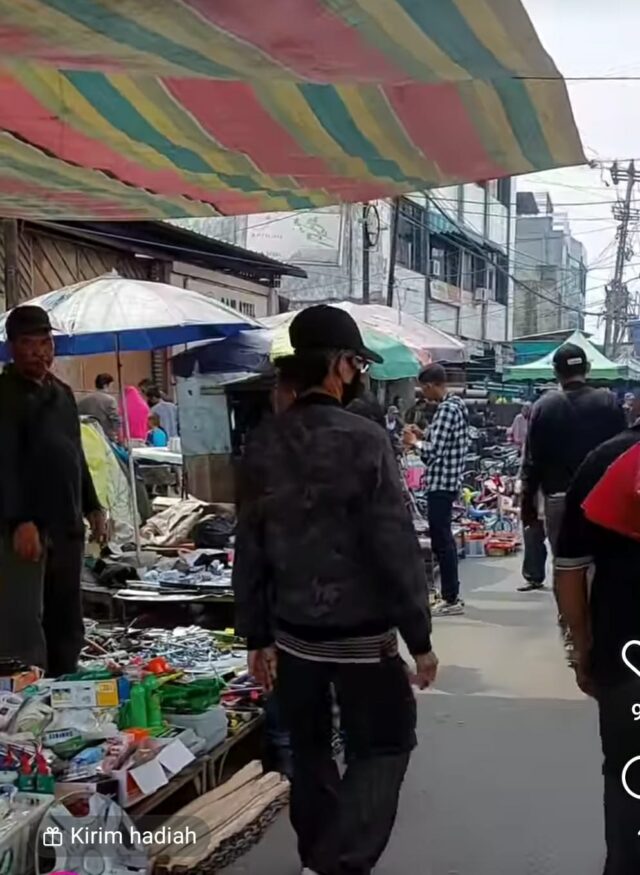 Tunggu sebentar ada barangnya Pak,? kata kata wajib pedagang Pasar Loak terbesar ini