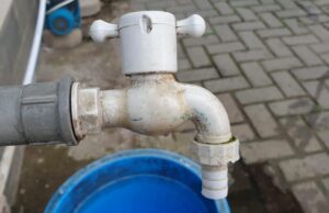 Efek 12 hari air PDAM “cedat cedut”, warga Perumahan Intermilan mandi pakai air galon