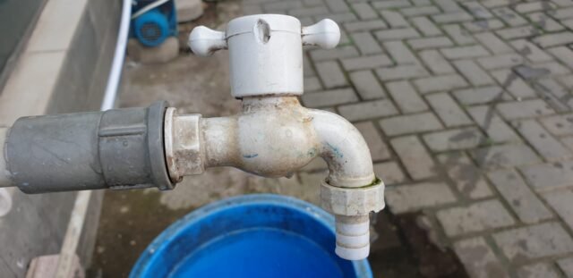 Efek 12 hari air PDAM “cedat cedut”, warga Perumahan Intermilan mandi pakai air galon
