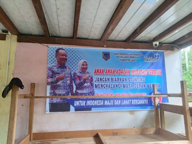 Diduga Kades di Lahat tidak netral pajang Baliho Mantan Bupati,Pegiat Demokrasi : laporkan ke Bawaslu jika terbukti ikut berkampanye