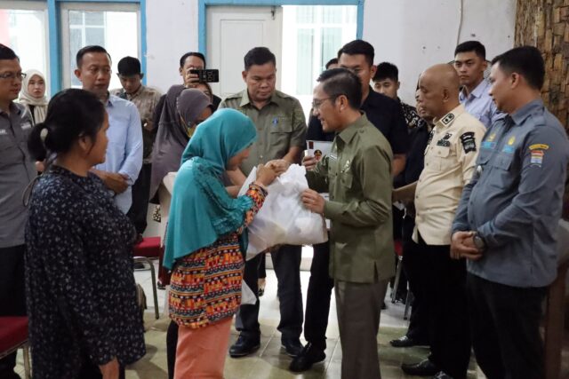 Tanggulangi kemiskinan ekstrem, 1.800 paket disebar di 18 kecamatan