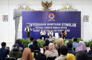 Pemerintah Serahkan Dana Stimulan Warga Terdampak Gempa Sumedang