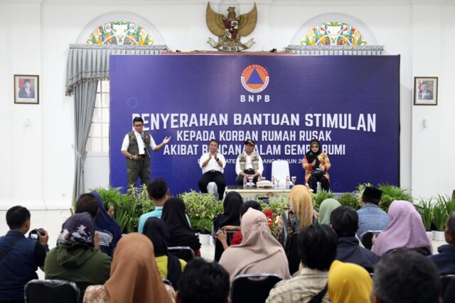 Pemerintah Serahkan Dana Stimulan Warga Terdampak Gempa Sumedang