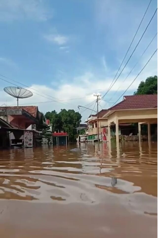 Banjir tak kunjung surut, warga Desa Lawang Agung terisolasi