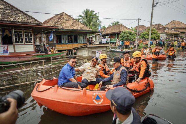 Banjir di Muba kian meluas, rendam 9 kecamatan, Pj Gubernur dan Pj Bupati naik perahu karet datangi rumah warga