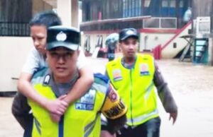 Evakuasi Warga Terdampak Banjir Dibantu Gerak Cepat Bhabinkamtibmas Polsek Jarai