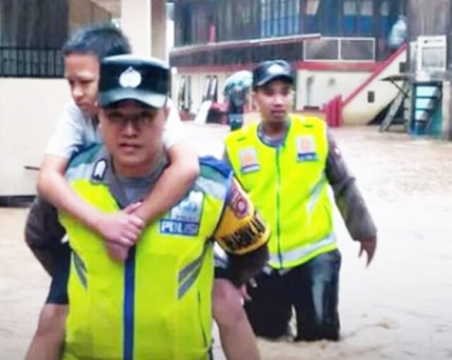 Evakuasi Warga Terdampak Banjir Dibantu Gerak Cepat Bhabinkamtibmas Polsek Jarai