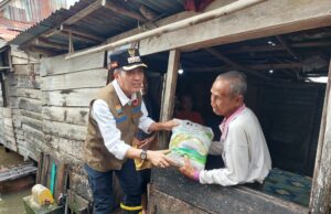 Ratu Dewa ketuk satu persatu warga korban banjir