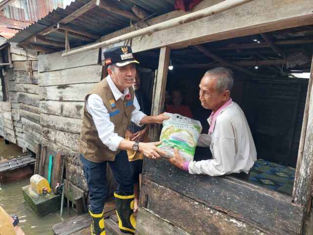 Ratu Dewa ketuk satu persatu warga korban banjir