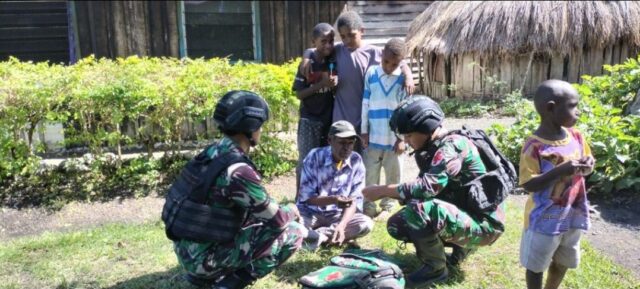 Satgas Yonif 200/BN bagikan sembako