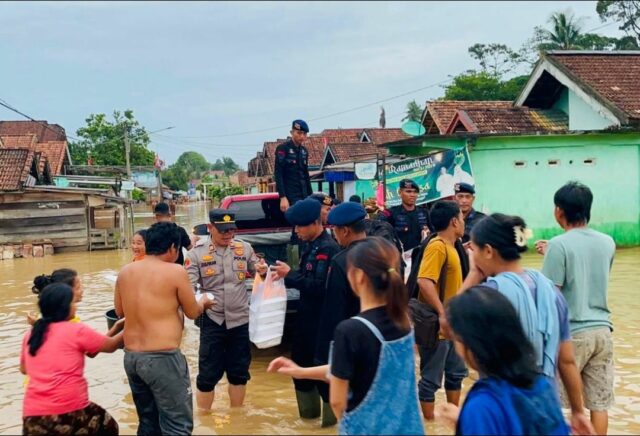 100 Personel Sat Brimob Polda Sumsel diterjunkan ke lokasi banjir di Mura