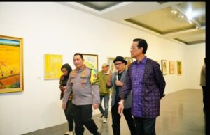 Kapolri Jenderal Listyo Sigit Prabowo bersamaGubernur DIY Sri Sultan Hamengku Buwono X kunjungi pentas seni musik bertema ‘Peace & Harmony-‘Jogja Asyik