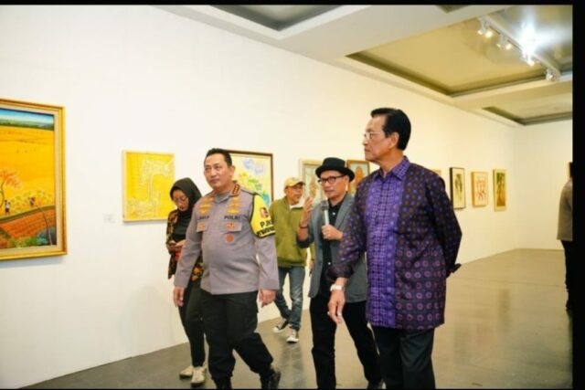 Kapolri Jenderal Listyo Sigit Prabowo bersamaGubernur DIY Sri Sultan Hamengku Buwono X kunjungi pentas seni musik bertema ‘Peace & Harmony-‘Jogja Asyik