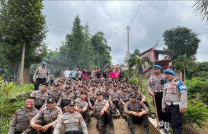 Polresta Bandung Menggelar Tradisi Pembaretan terhadap Bintara Remaja yang baru lulus pendidikan