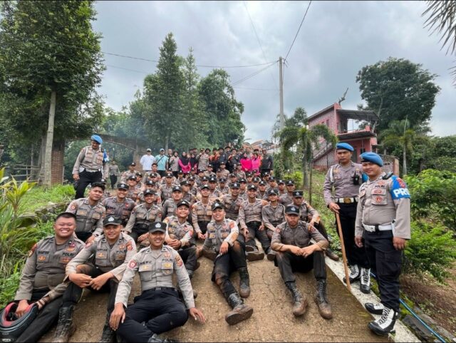 Polresta Bandung Menggelar Tradisi Pembaretan terhadap Bintara Remaja yang baru lulus pendidikan