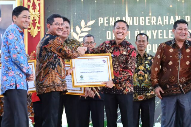 Raih Nilai 93,75 Kualitas Tertinggi Kepatuhan Pelayanan Publik, Pemkot Palembang Terima Penghargaan Dari Ombudsman RI Perwakilan Sumsel