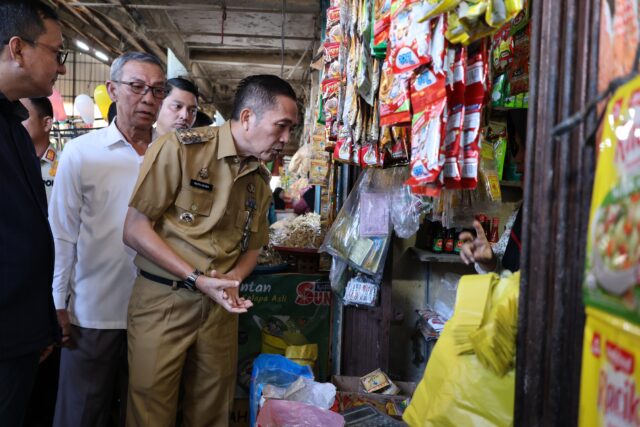 Pj Walikota Palembang terus pantau harga kebutuhan pokok serta mengadakan pasar murah Di 13 Kecamatan