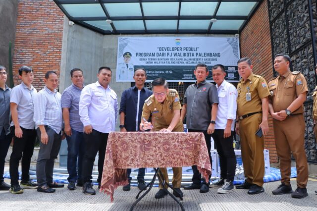 Serah Terima Bantuan 100 Lampu Jalan, Ratu Dewa Singgung Bantuan Rumah Tak Layak Huni