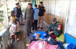 Babinsa Koramil 418-01/Makrayu Gerak Cepat Bantu Evakuasi Lansia Yang Hidup Sebatang kara