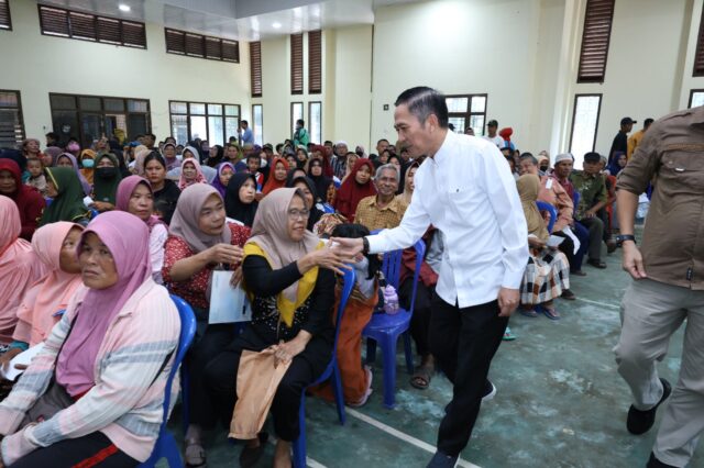 Berhasil Turunkan Inflasi di Angka 2,54 Persen, Pemkot Palembang Terus Bagikan Sembako Disertai Bibit Cabai.