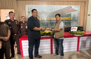 Peringati Hari Pers Nasional Tahun 2024, Kejari OKU Selatan dan Insan Pers Potong Tumpeng