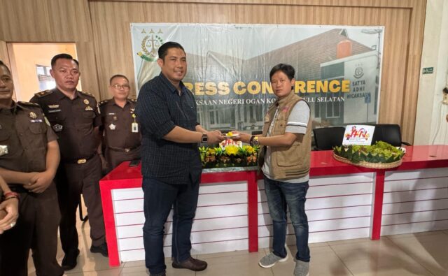 Peringati Hari Pers Nasional Tahun 2024, Kejari OKU Selatan dan Insan Pers Potong Tumpeng