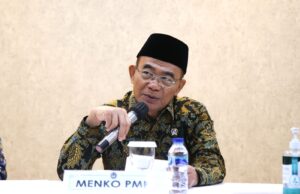 Menko PMK Serahkan Klaim Santunan JKK dan JKM bagi Petugas Ad Hoc Pemilu
