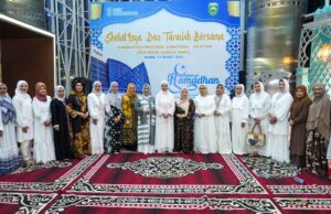 Ketua DPRD Sumsel Hadiri Sholat Isya dan Tarawih Berjamaah di Masjid Ar Ra’iyah