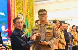 Kapolda Irjen A Rachmad Wibowo Terima Penghargaan ‘Polri Peduli Pers’ Dari PWI Sumsel