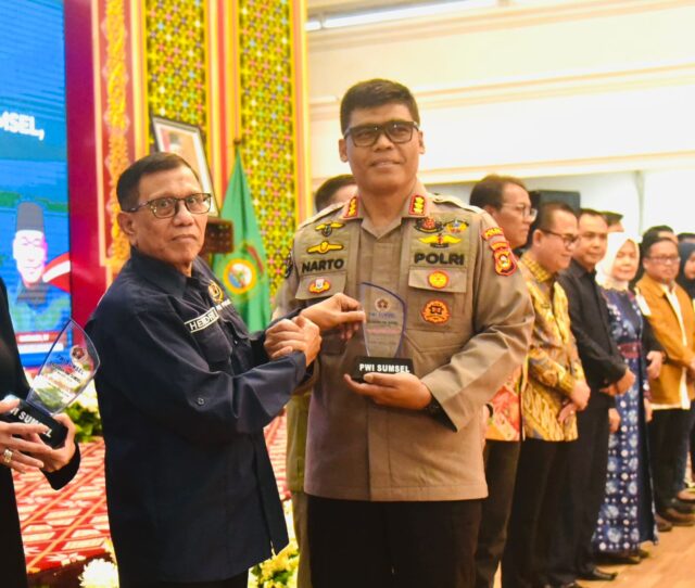 Kapolda Irjen A Rachmad Wibowo Terima Penghargaan ‘Polri Peduli Pers’ Dari PWI Sumsel