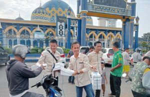 Tukang Becak Hingga Warga Kaum Duafa Serbu Takjil PWI Lubuklinggau