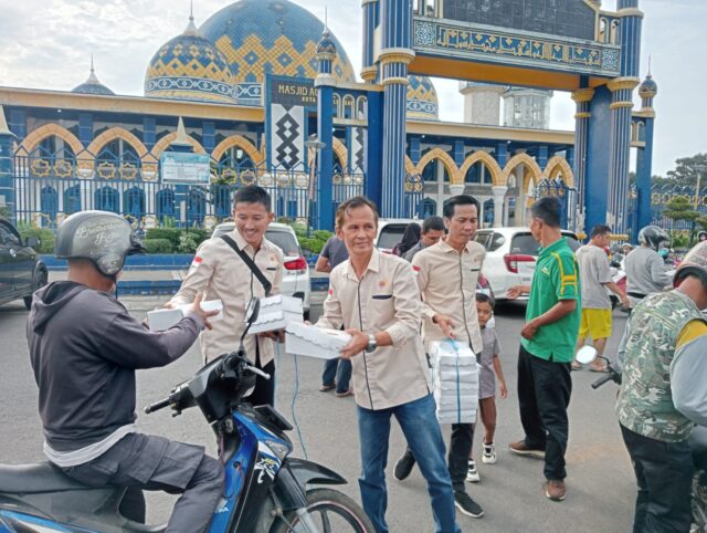 Tukang Becak Hingga Warga Kaum Duafa Serbu Takjil PWI Lubuklinggau