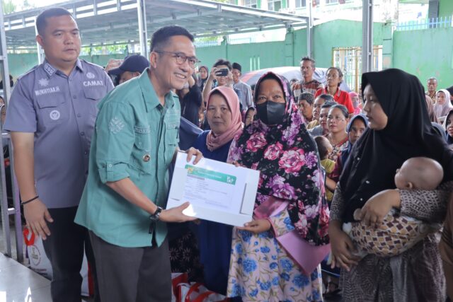 Produktif di Bulan Puasa, Ratu Dewa Bagikan 353 Sembako Hingga Tinjau Layanan Jemput Bola Dokumen Kependudukan