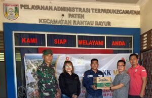 Penyerahan Bantuan Bencana Banjir di Wilayah Kecamatan Rantau Bayur, Kabupaten Banyuasin